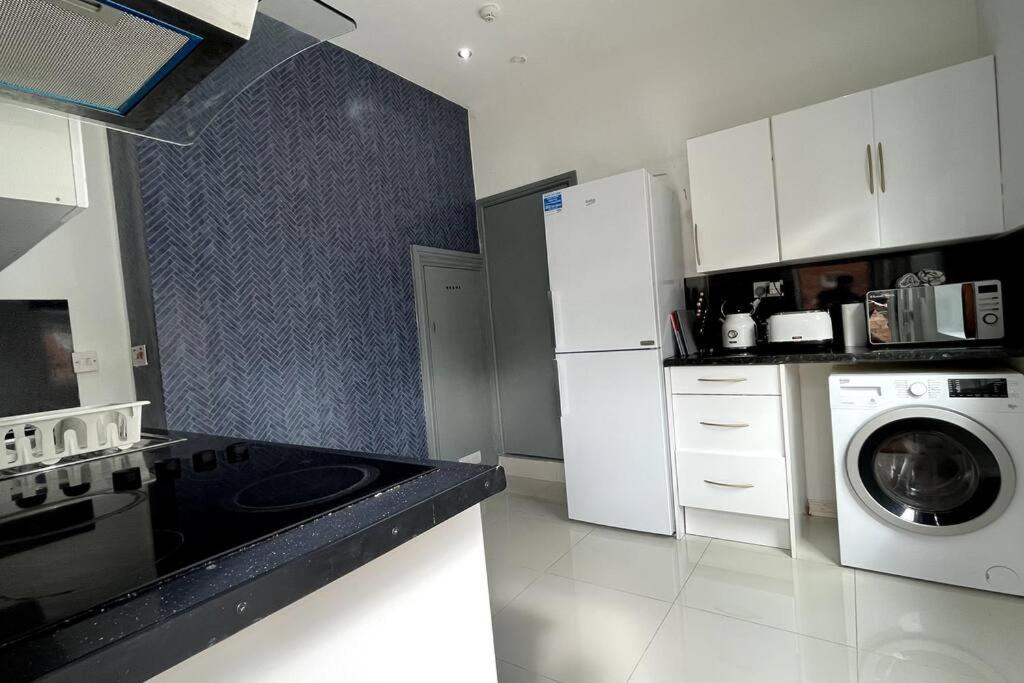 Leicester Vacations - Luxury 2 Bed Duplex Apartment by YO ROOM! - Leicester City- Free Parking - Property Image 5