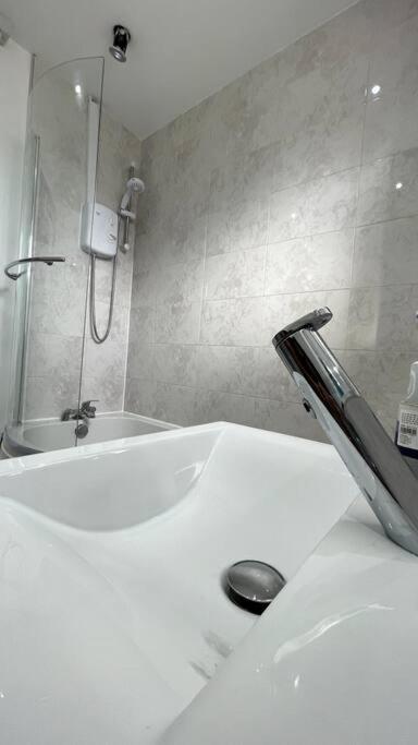 Leicester Vacations - Luxury 2 Bed Duplex Apartment by YO ROOM! - Leicester City- Free Parking - Property Image 24