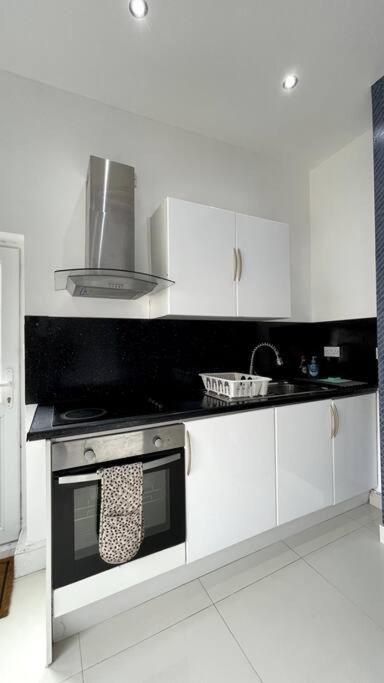 Leicester Vacations - Luxury 2 Bed Duplex Apartment by YO ROOM! - Leicester City- Free Parking - Property Image 33