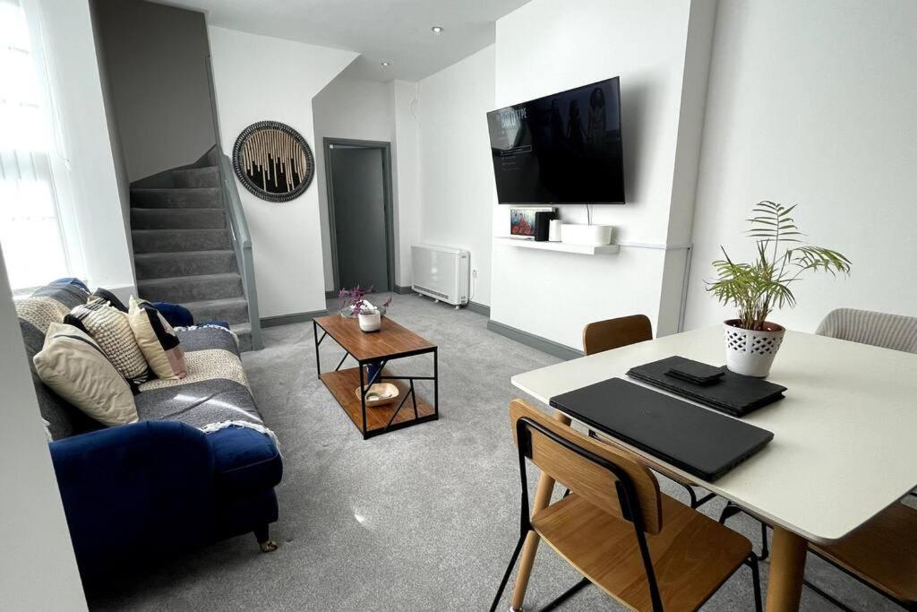 Leicester Vacations - Luxury 2 Bed Duplex Apartment by YO ROOM! - Leicester City- Free Parking - Property Image 31