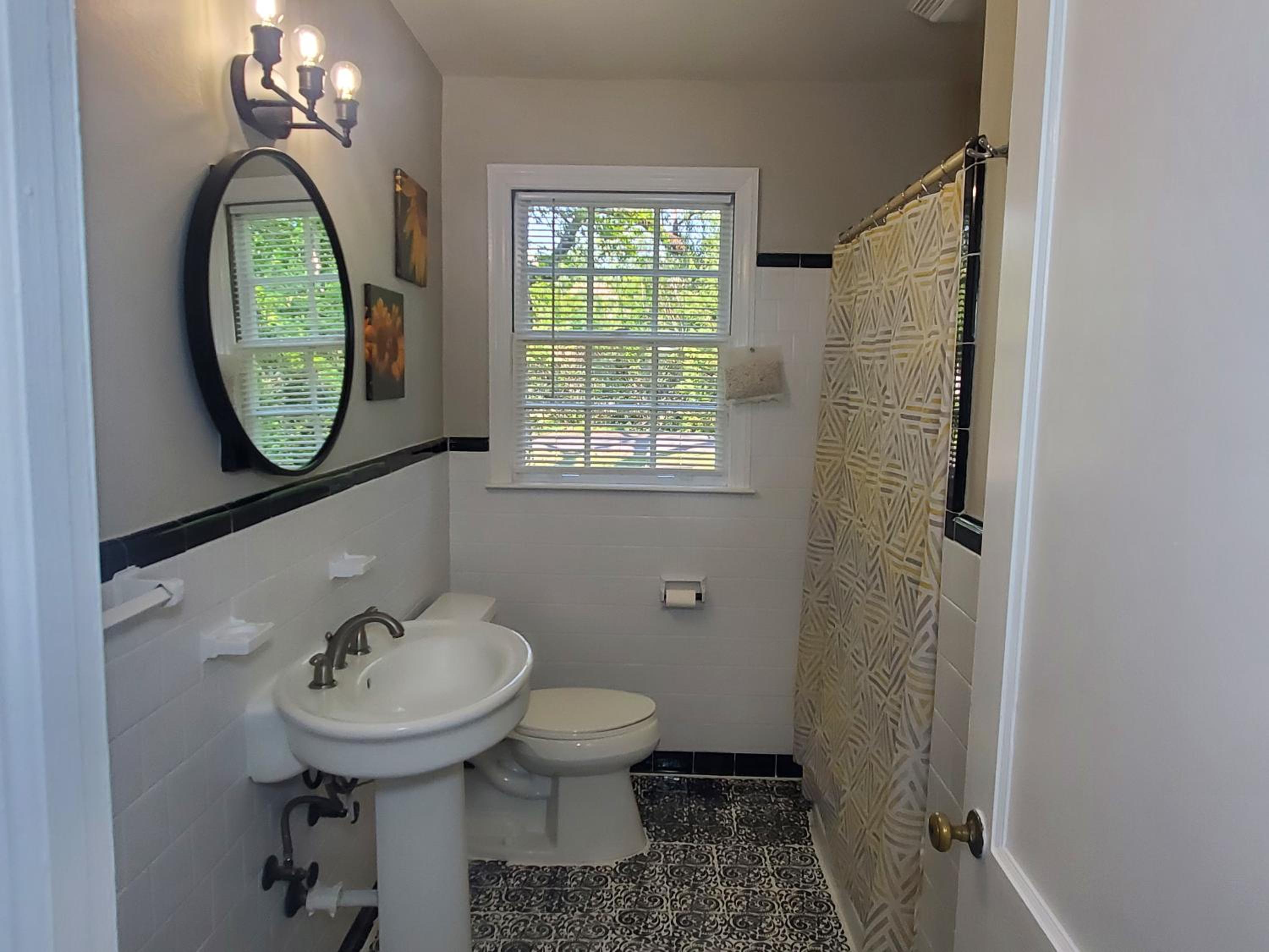 Montgomery Vacations - Cheerful 2 BR Near Colleges, Downtown, Attractions - Property Image 24
