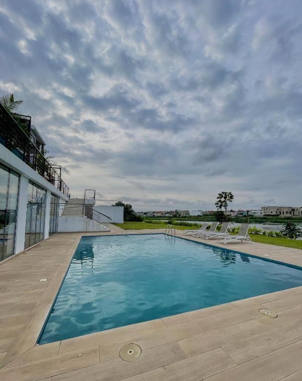 Incredible luxurious 2 bedroom space Available