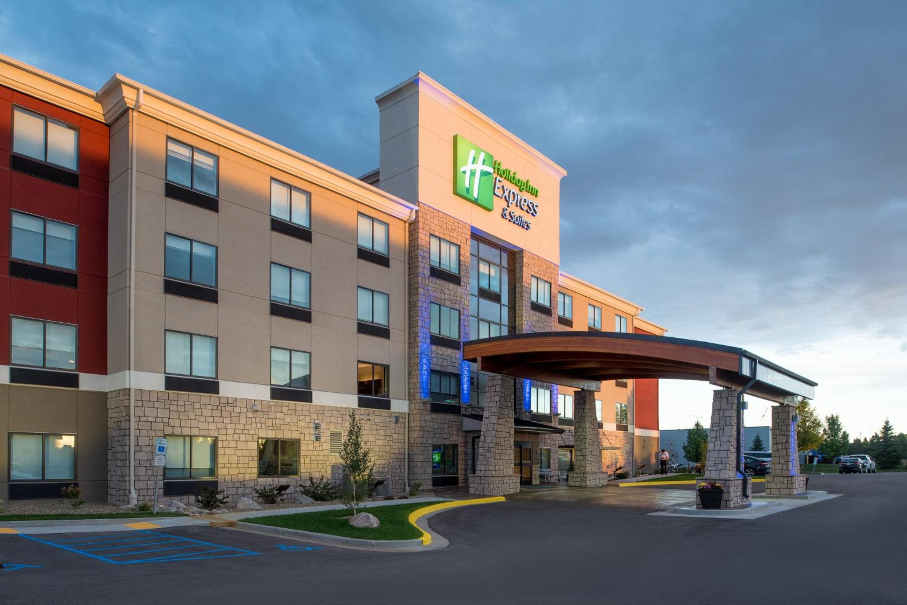 Hotel Holiday Inn Express Hotel & Suites Bismarck, an IHG Hotel - Image 1