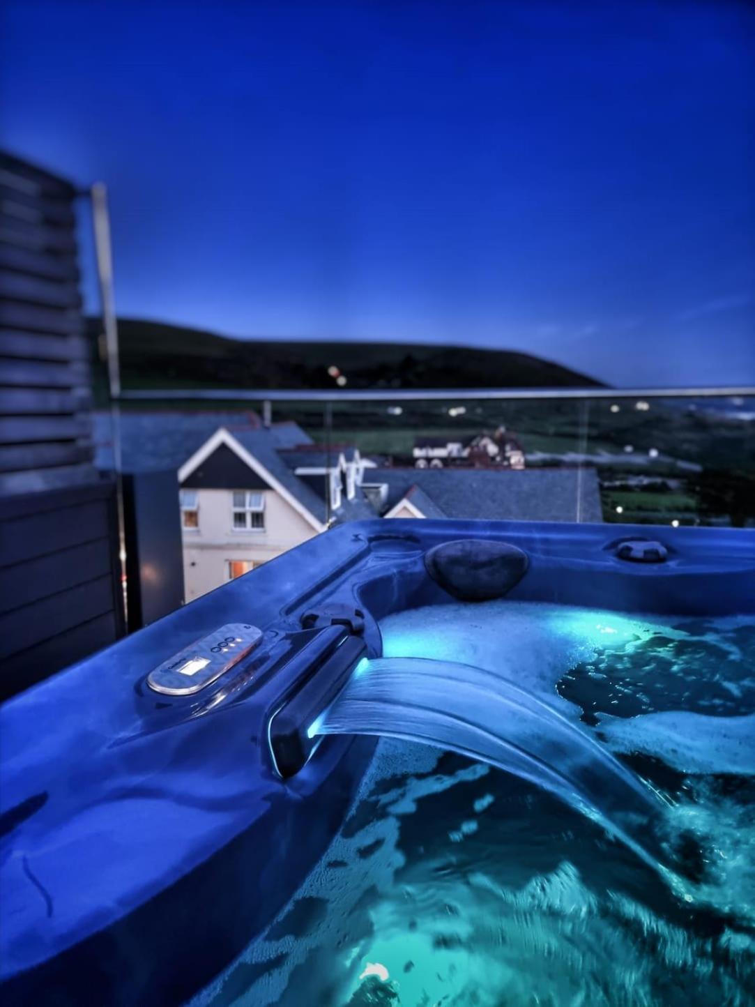 18 Woolacombe East - Luxury Apartment at Byron Woolacombe, only 4 minute walk to Woolacombe Beach! view 3