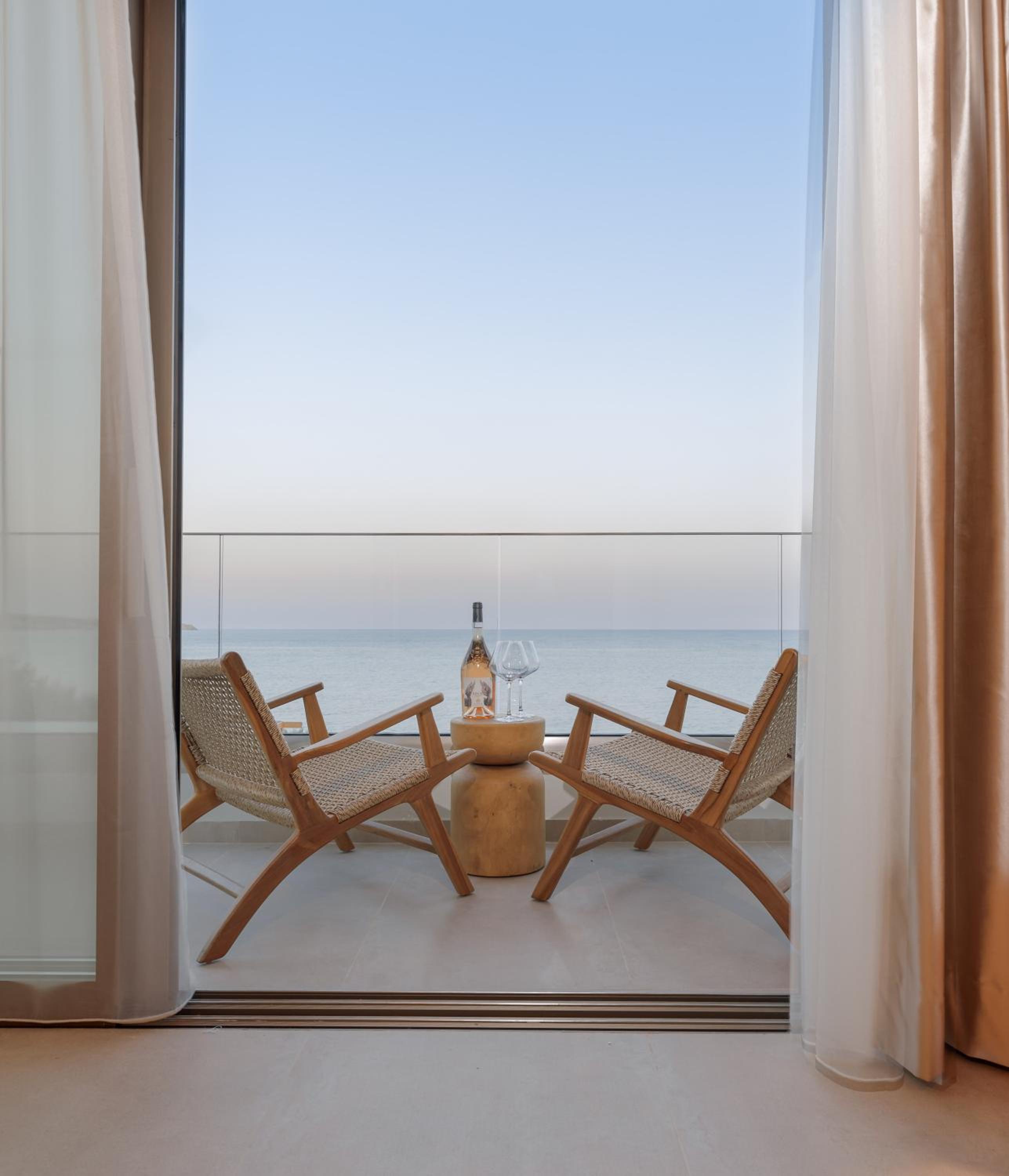 Hotel KALES SEA VIEW SUITES - Image 1