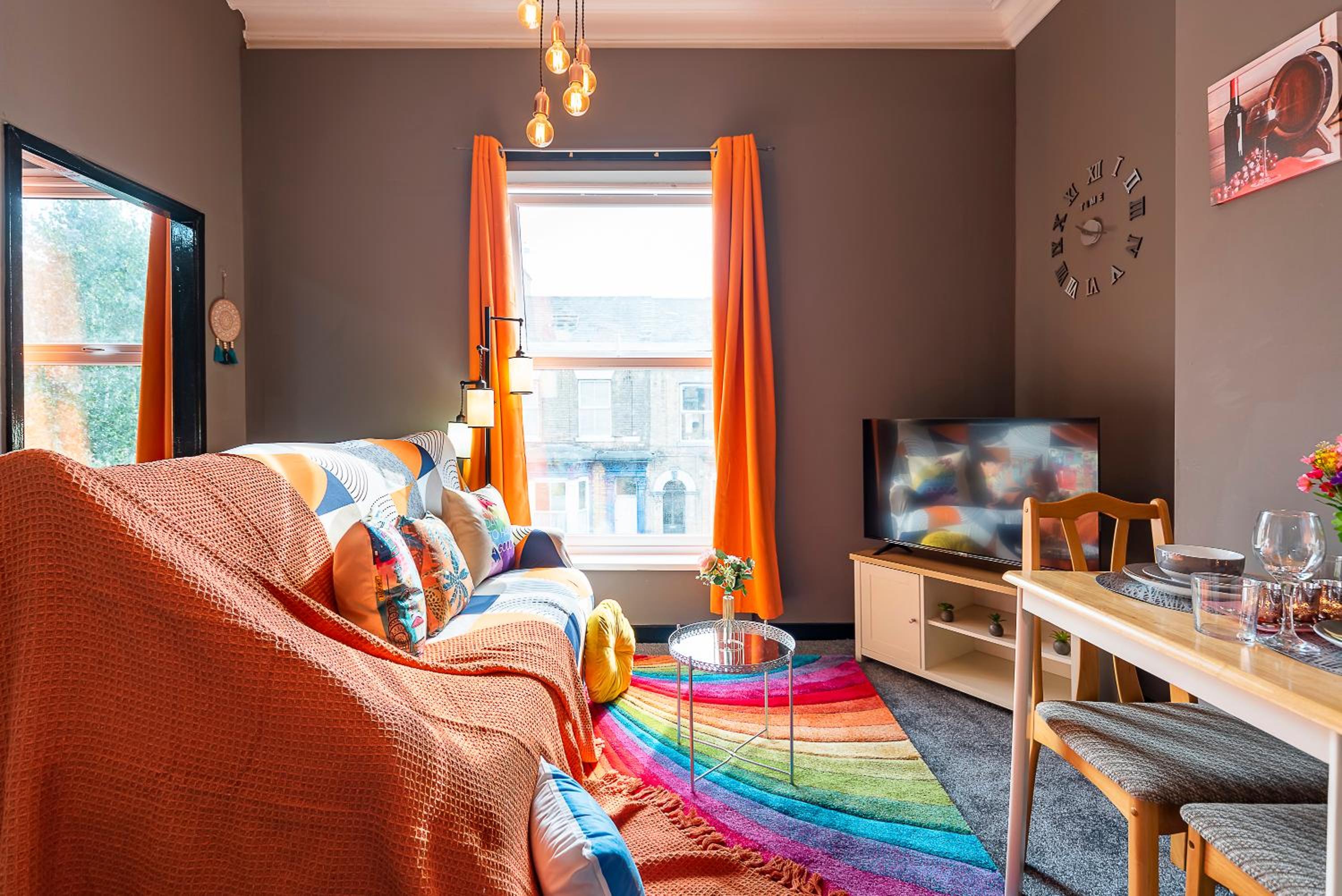 Art-Filled Bohemian 1 Bedroom Apt 2 Beds Colourful Praise Inn Apartment view 4