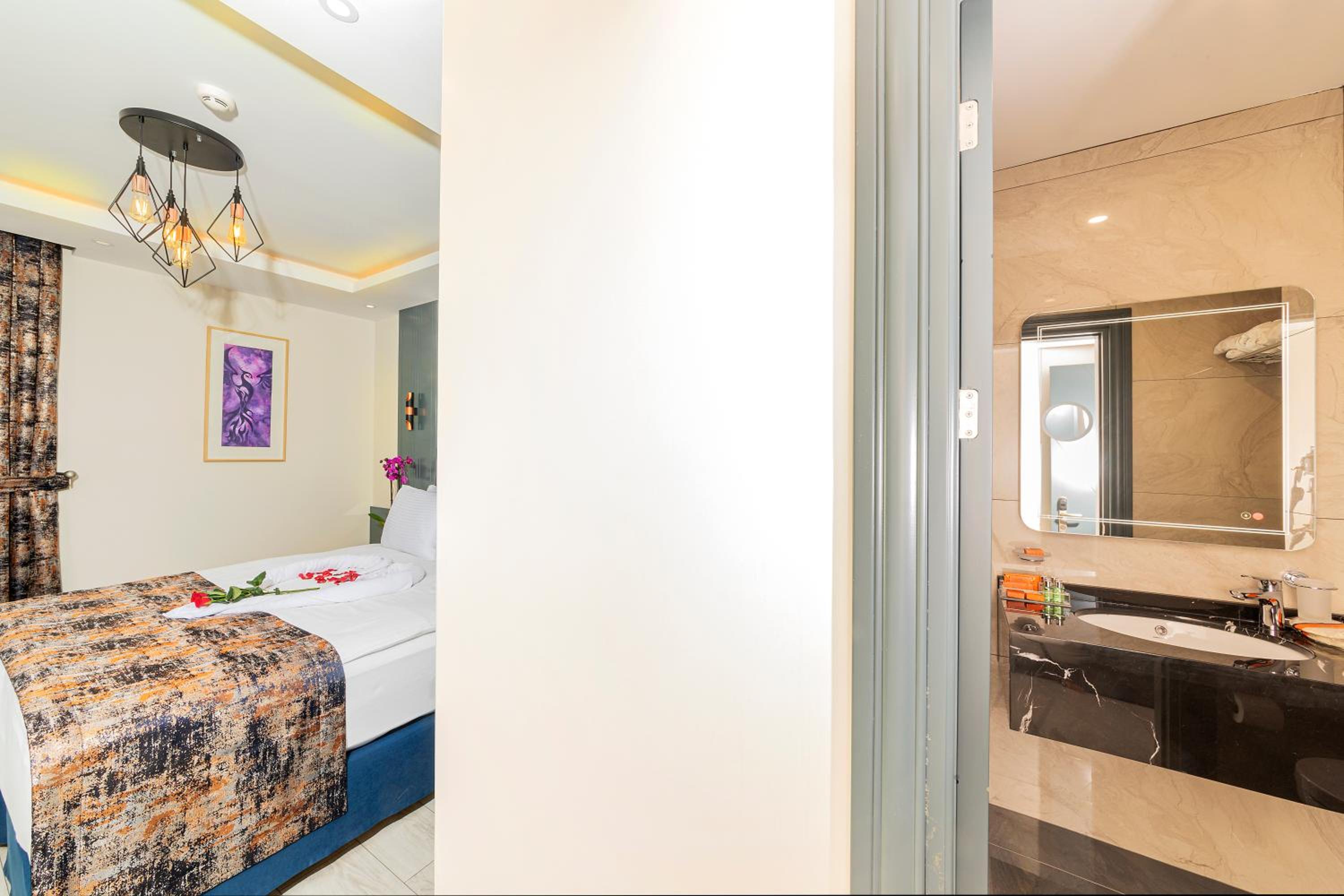 The Magnaura Palace Oteli - Image 17