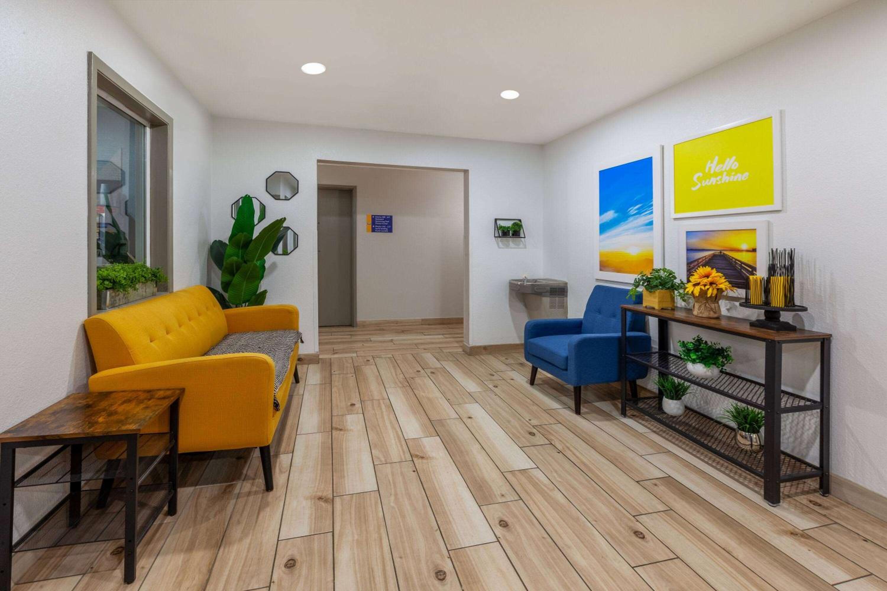 Days Inn by Wyndham Racine/Sturtevant - Property Image 2