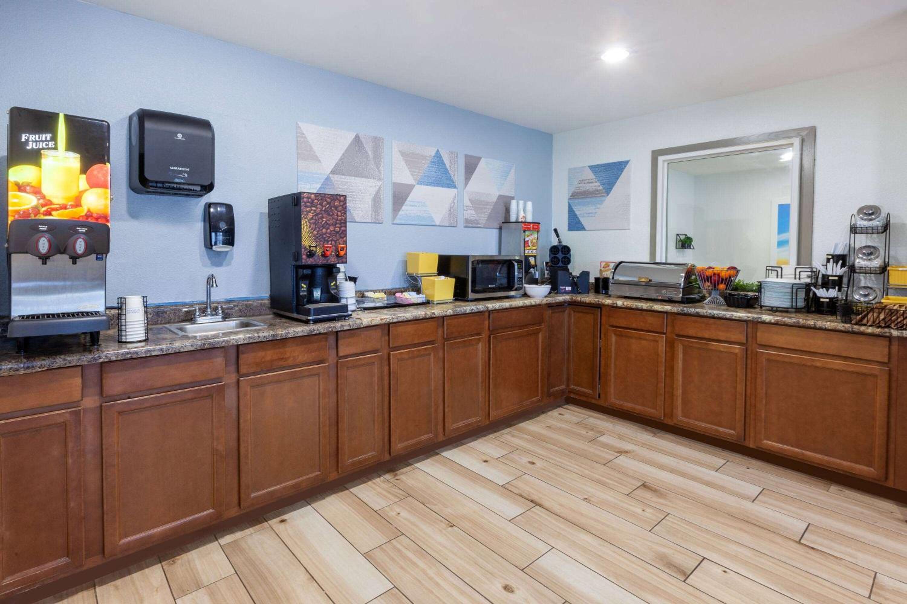 Days Inn by Wyndham Racine/Sturtevant - Property Image 20