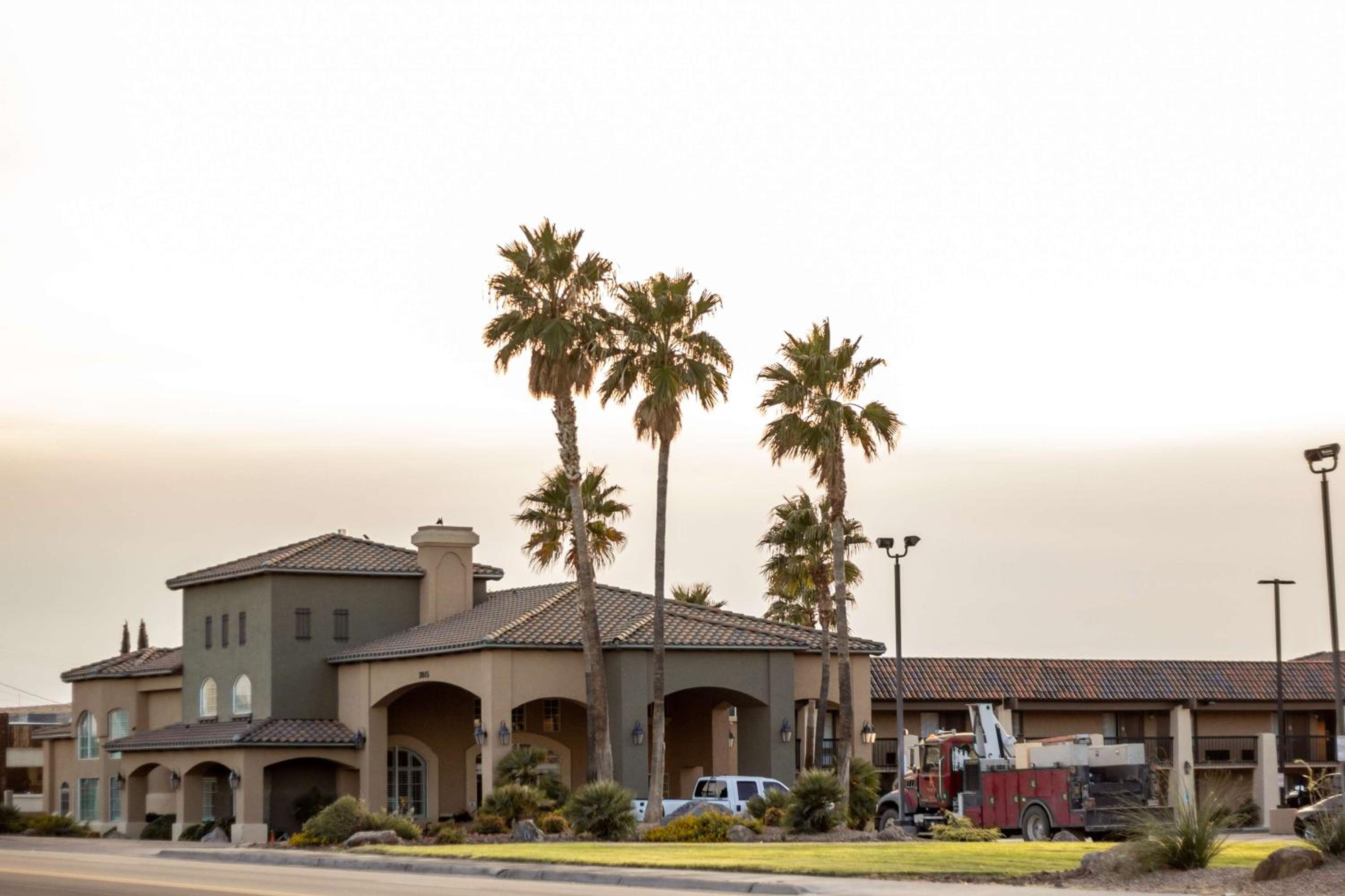 Kingman Vacations - Best Western Plus A Wayfarer's Inn  Suites - Property Image 4