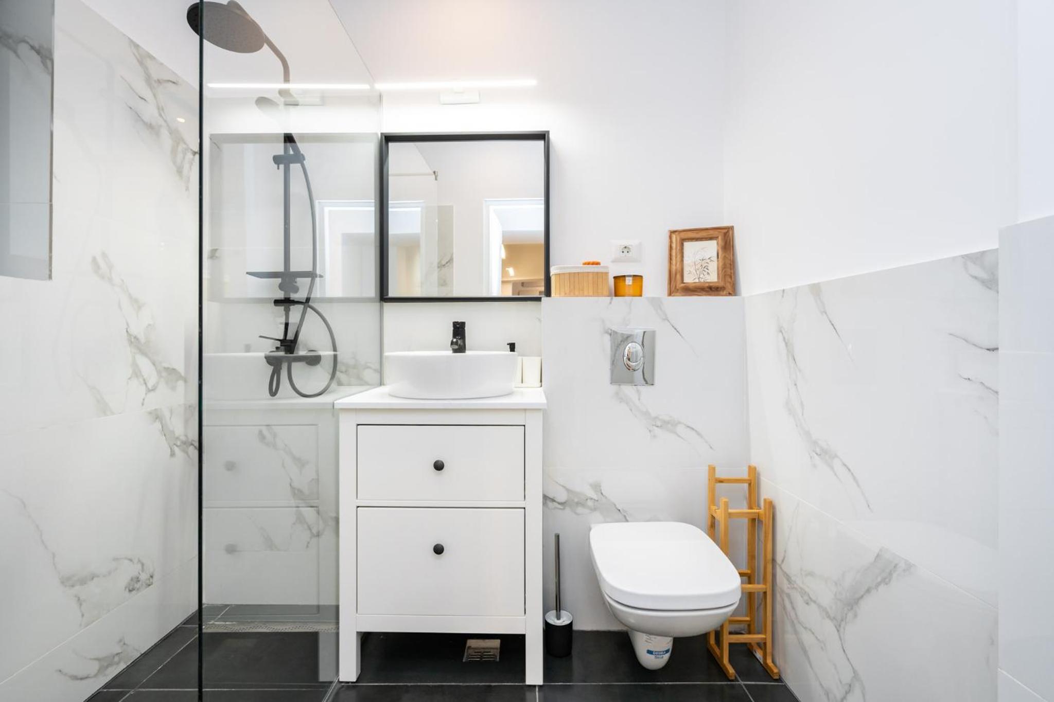 Bright 2BR Flat - Top Location - Green Views en Bucharest — bathroom