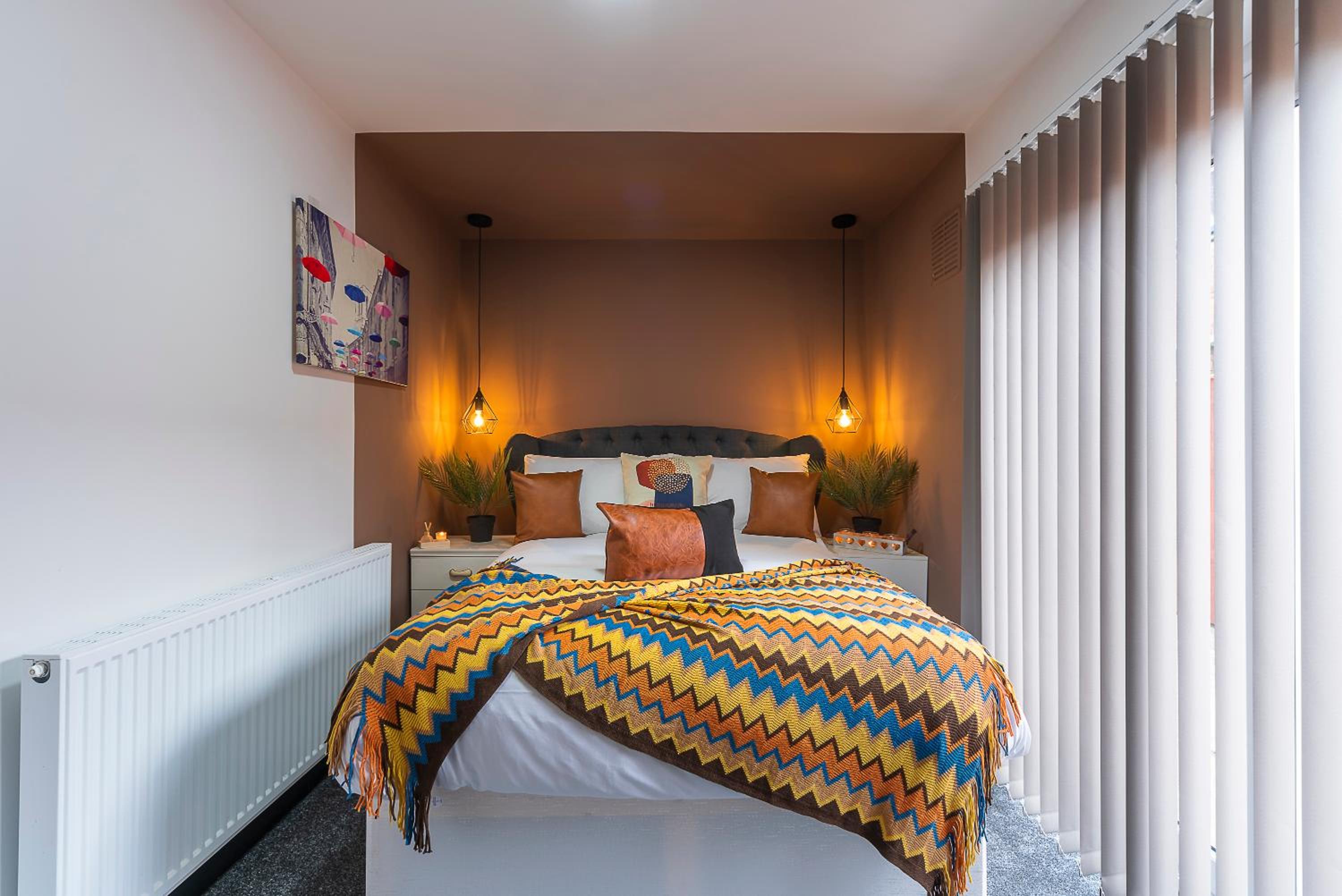 Vibrant Funkily Decorated 2 Bedroom 4 Beds Central Location view 5