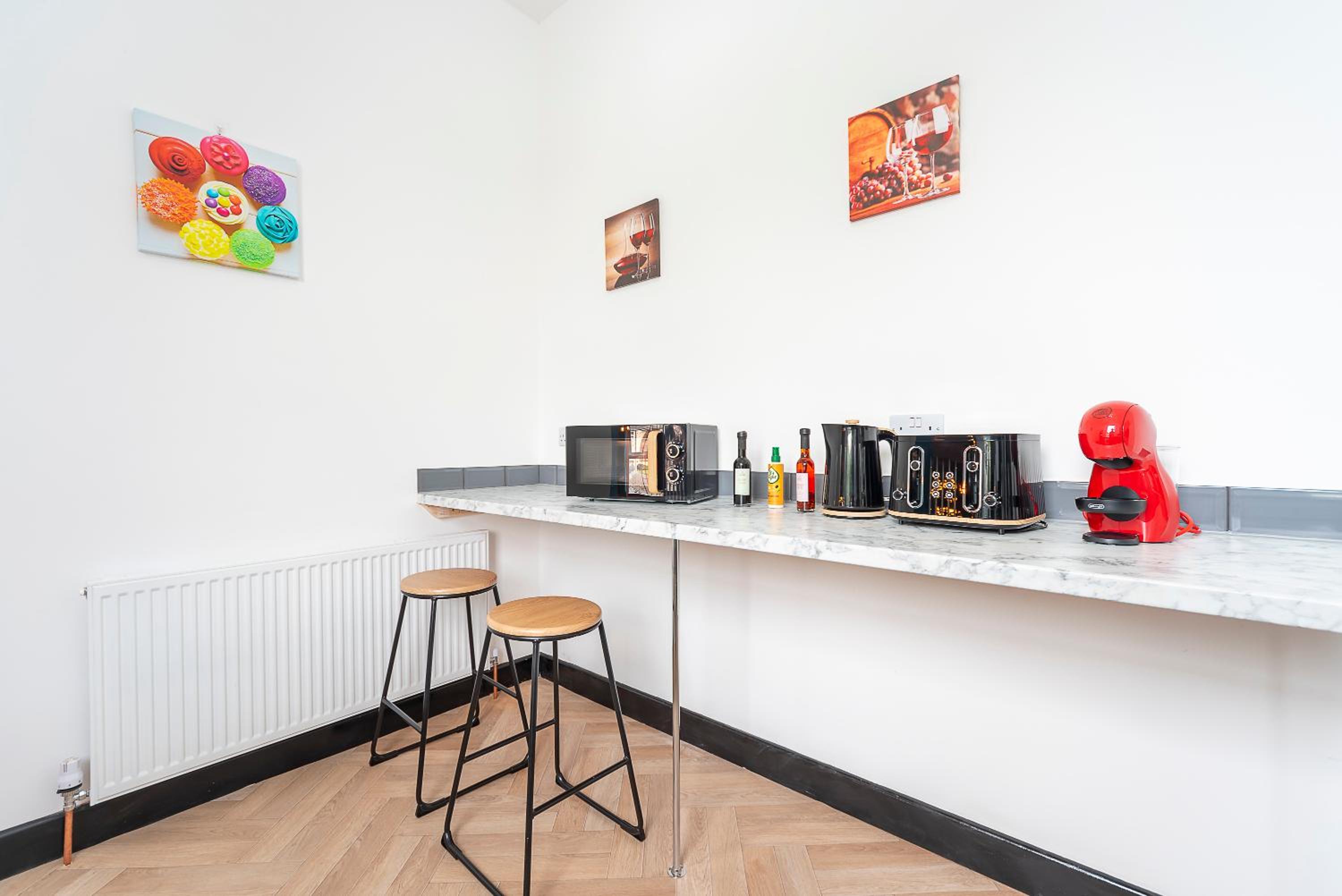 Vibrant Funkily Decorated 2 Bedroom 4 Beds Central Location view 4