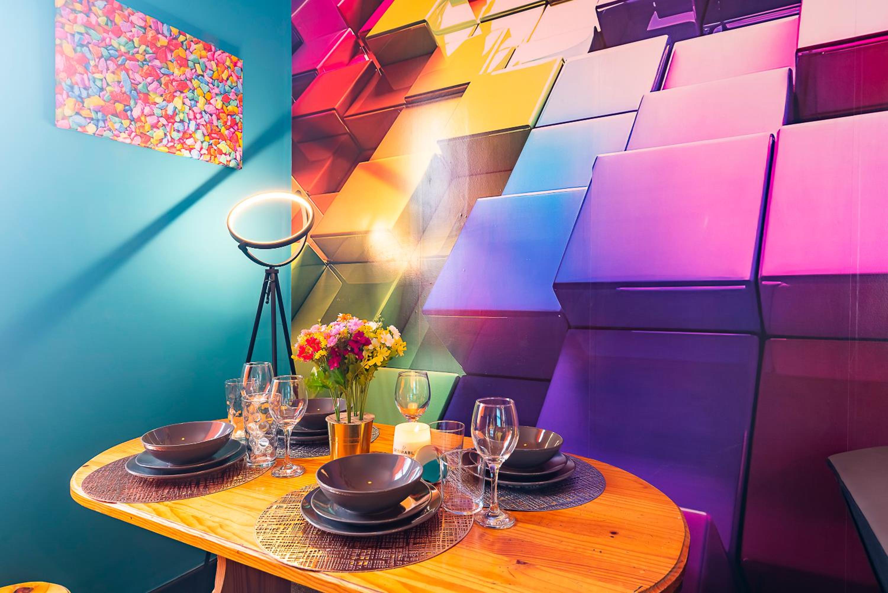 Vibrant Funkily Decorated 2 Bedroom 4 Beds Central Location view 2