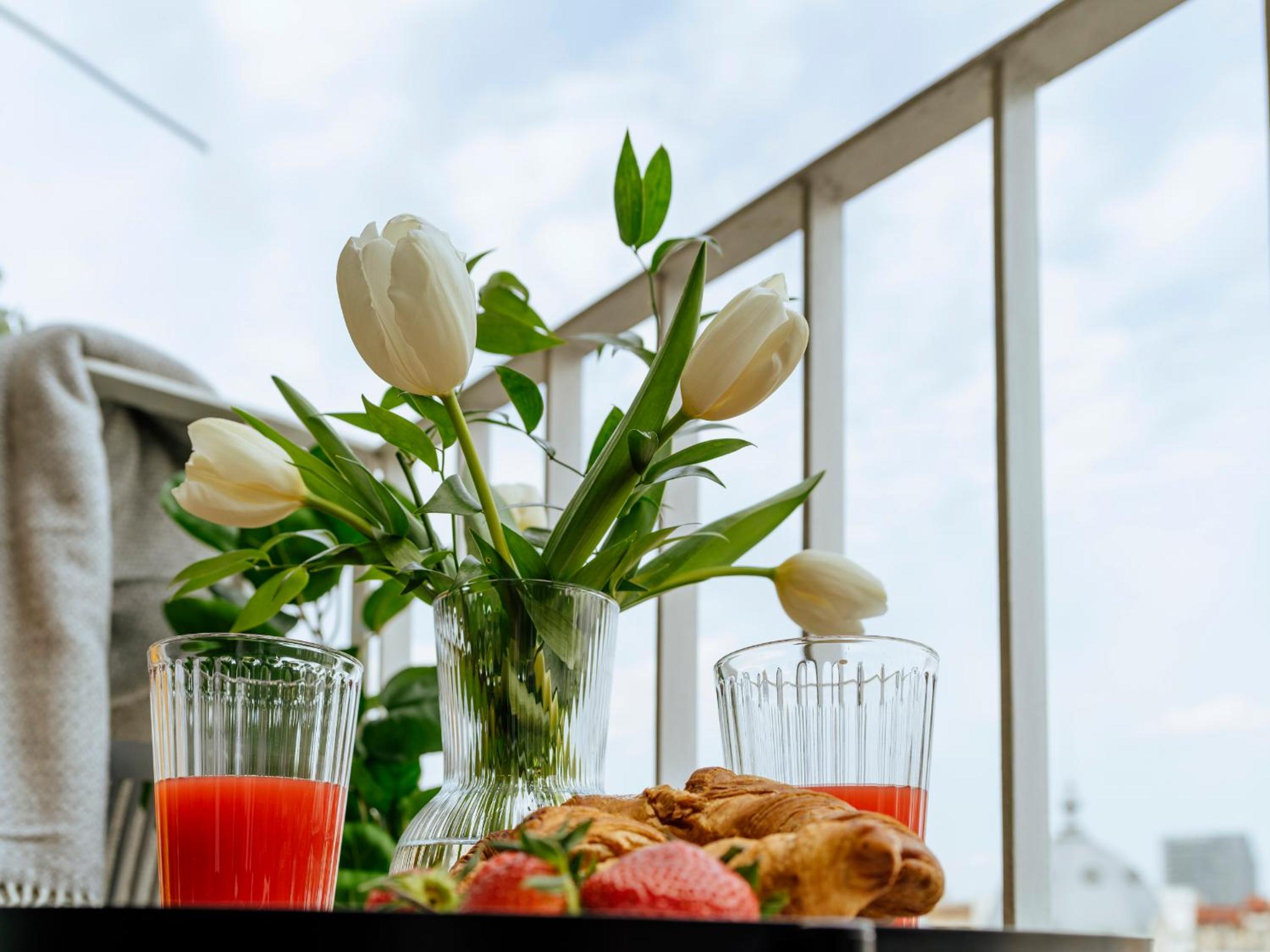 Sunny 2BR Flat - Top Location - Amazing Balcony view 2