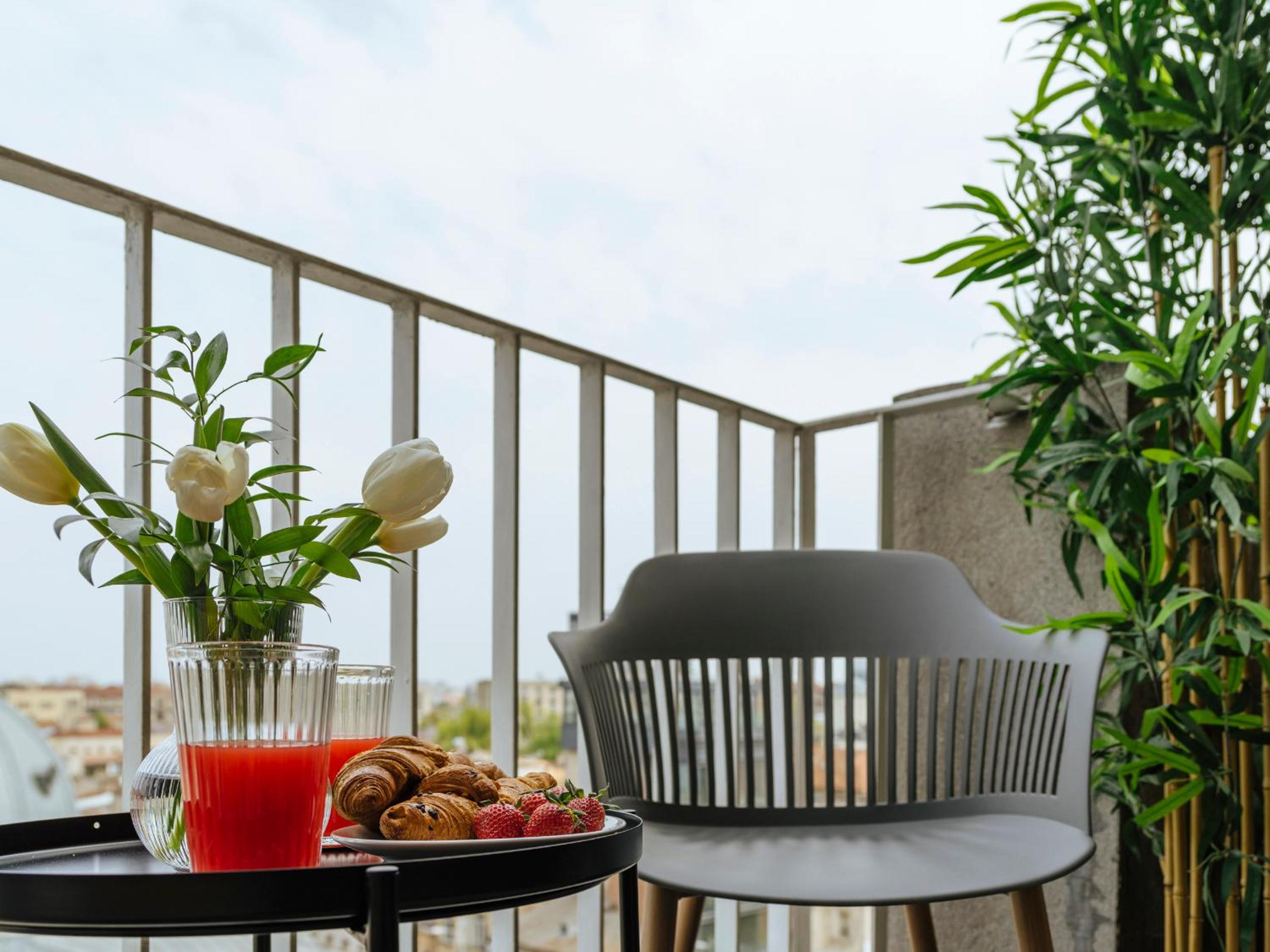 Sunny 2BR Flat - Top Location - Amazing Balcony view 3
