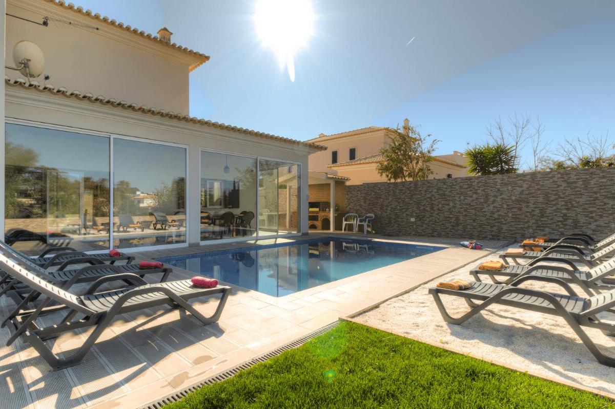 Villa Albufeira Golf Dois Superb V5 sleeps 12 Short Walk to Albufeira Centre view 3