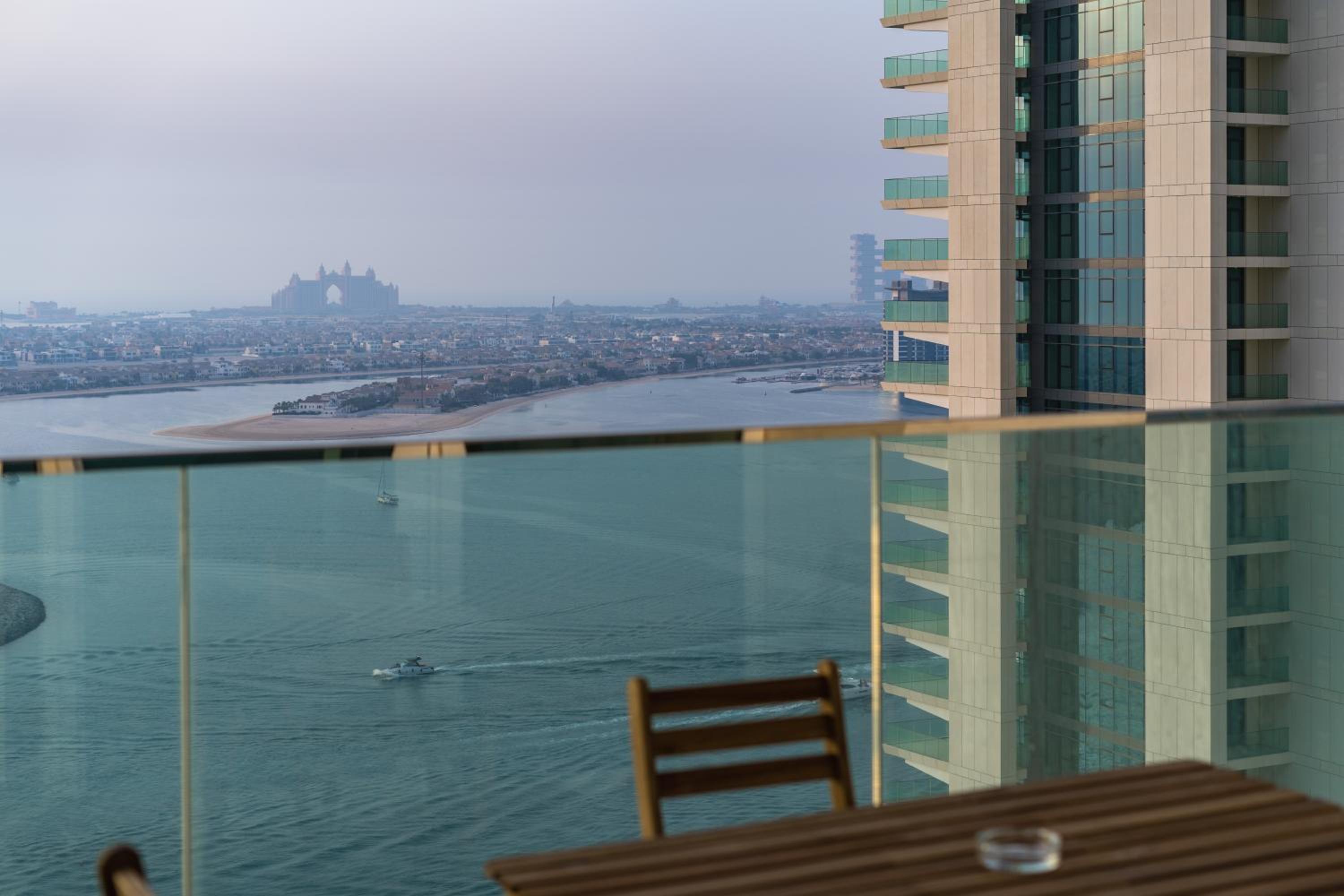 Breathtaking Atlantis view, Spacious 2BR on beach