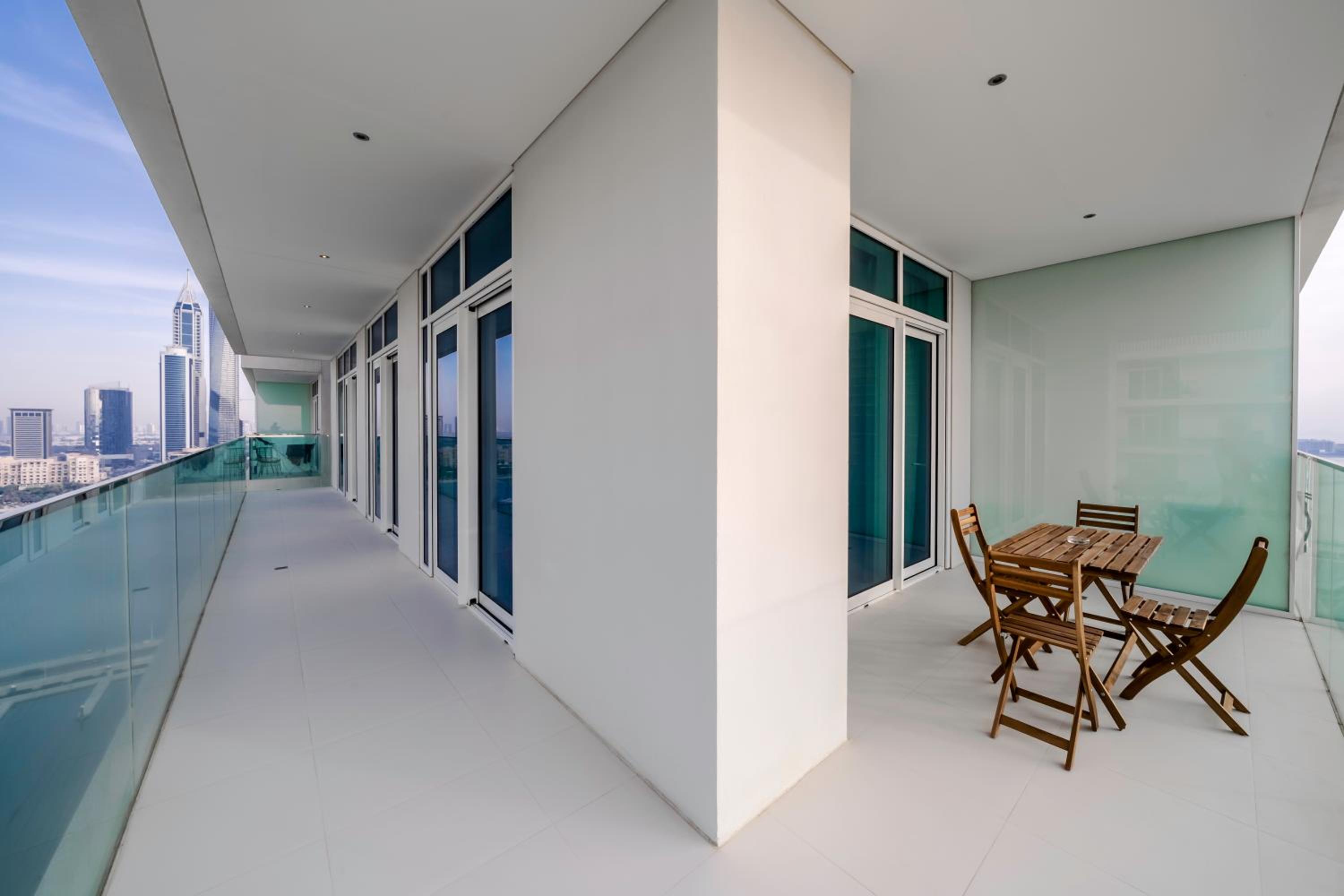Breathtaking Atlantis view, Spacious 2BR on beach