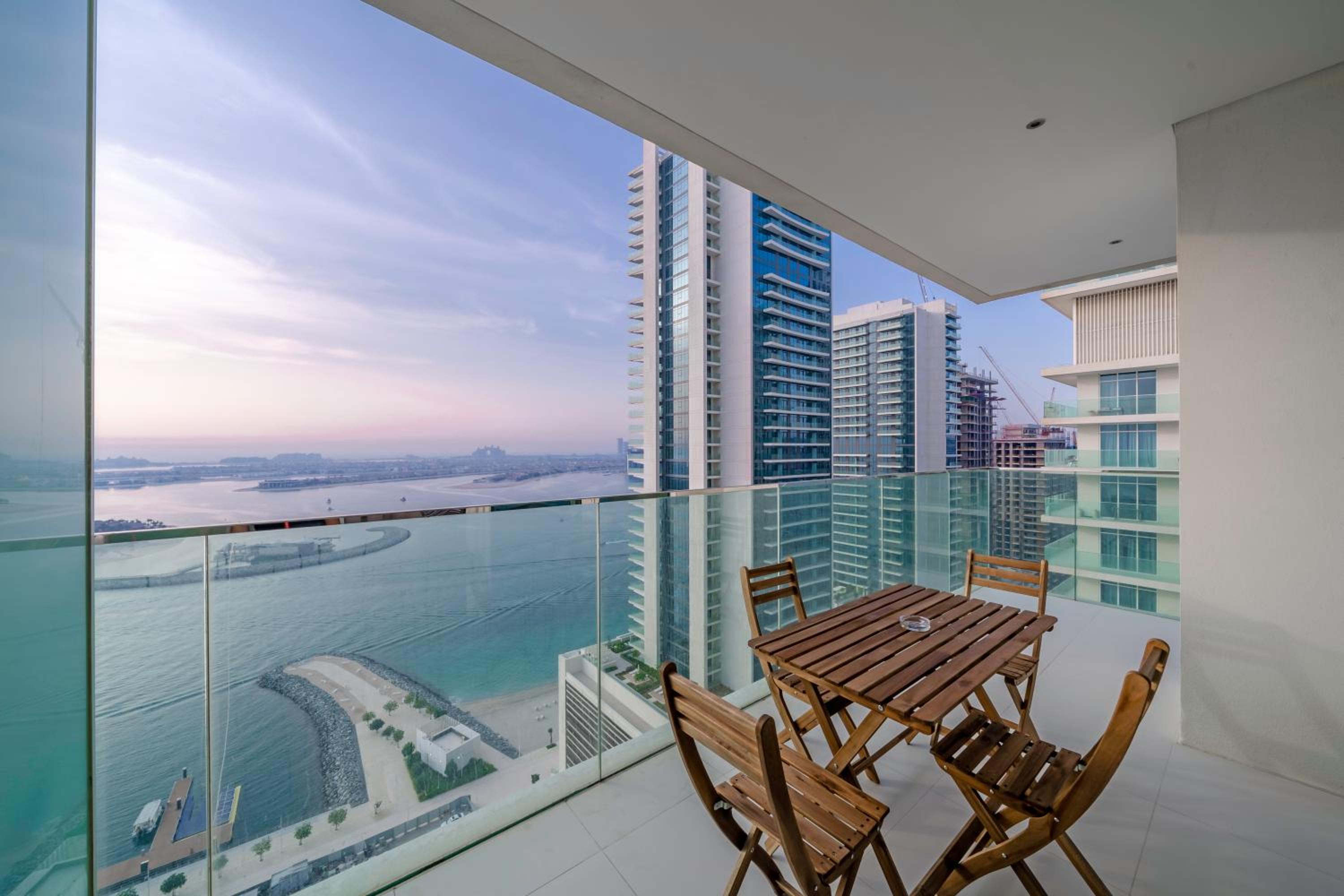 Breathtaking Atlantis view, Spacious 2BR on beach