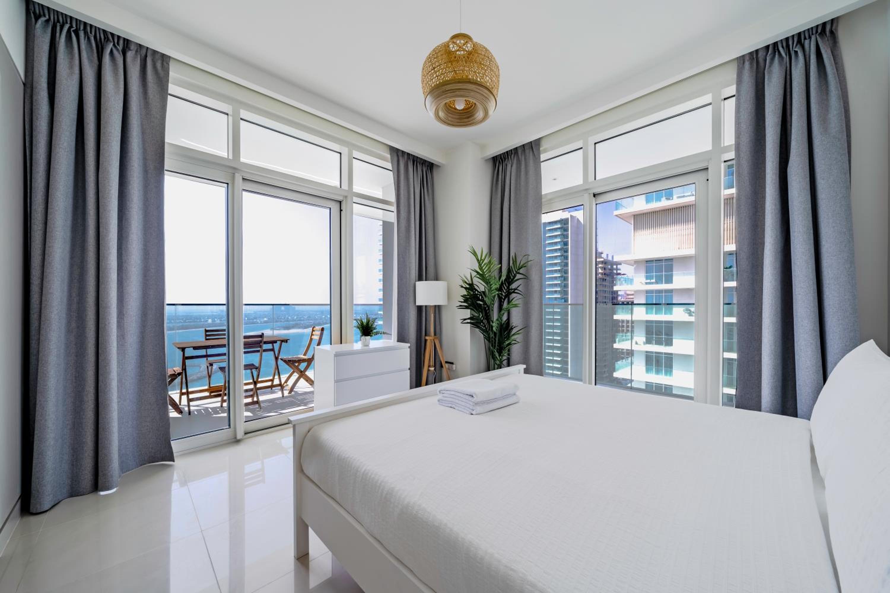 Breathtaking Atlantis view, Spacious 2BR on beach