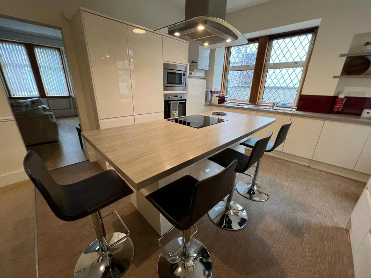 Ashley House Contemporary 4 Bedroom Stay for 13