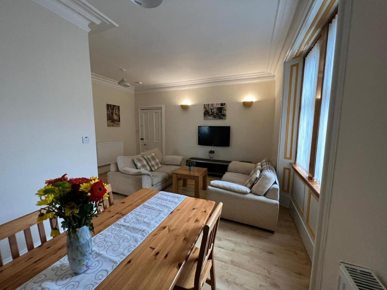 Ashley House Contemporary 4 Bedroom Stay for 13