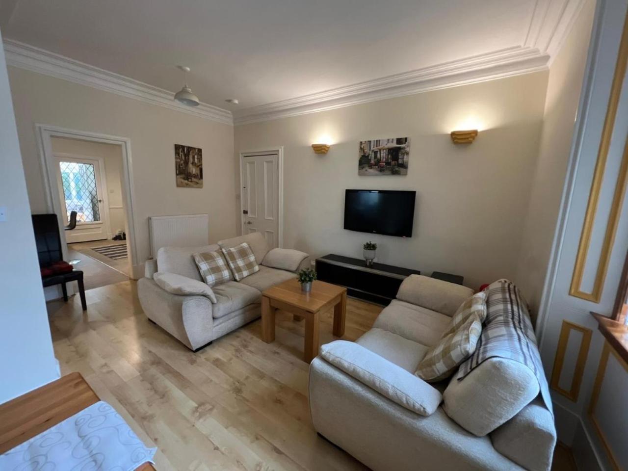 Ashley House Contemporary 4 Bedroom Stay for 13