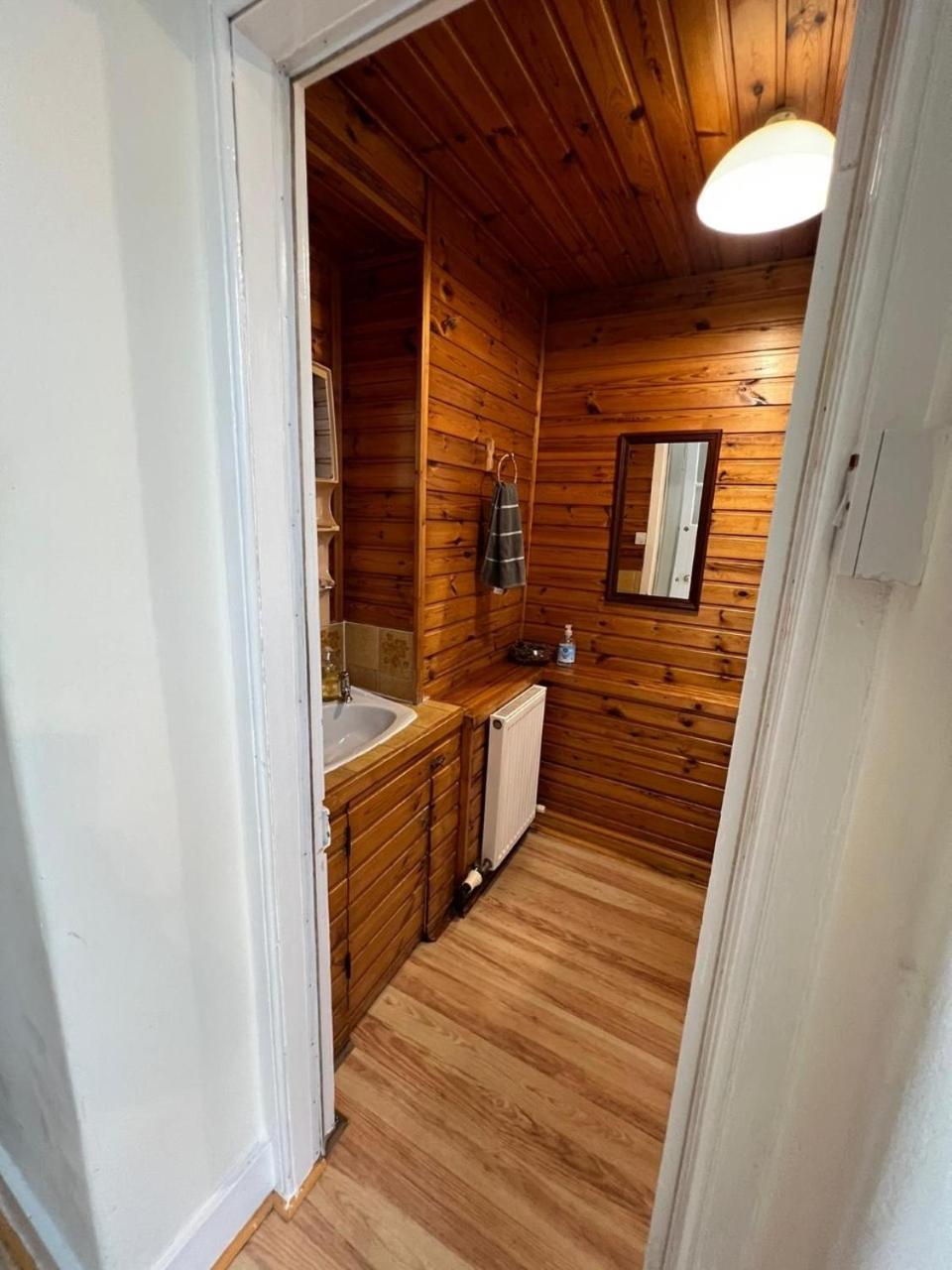 Ashley House Contemporary 4 Bedroom Stay for 13