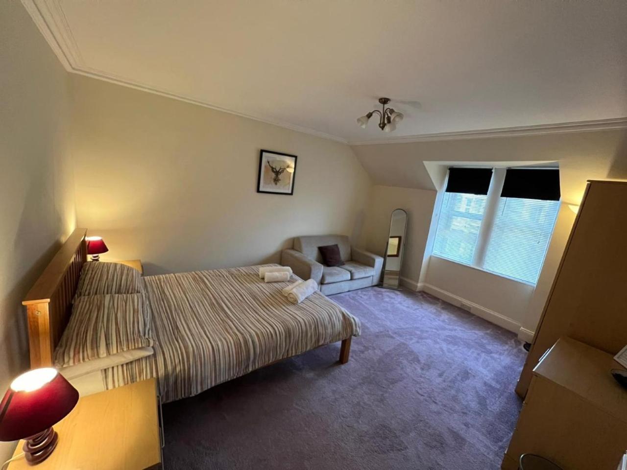 Ashley House Contemporary 4 Bedroom Stay for 13