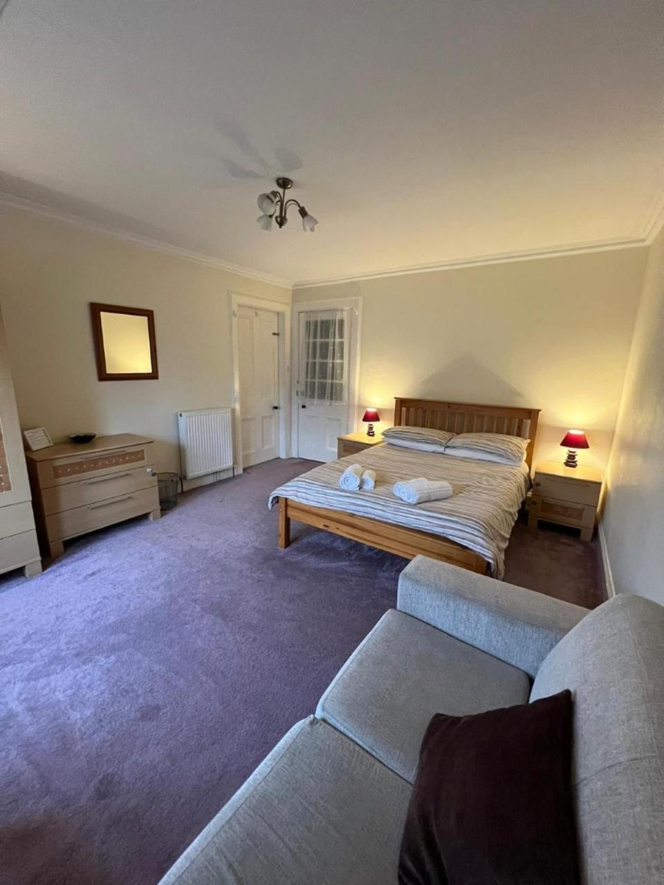 Ashley House Contemporary 4 Bedroom Stay for 13