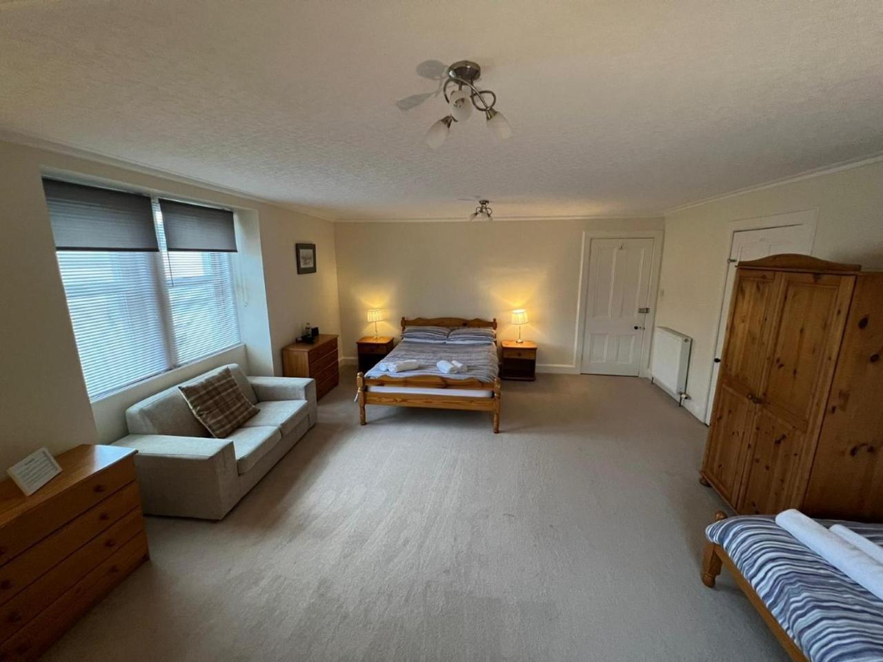 Ashley House Contemporary 4 Bedroom Stay for 13