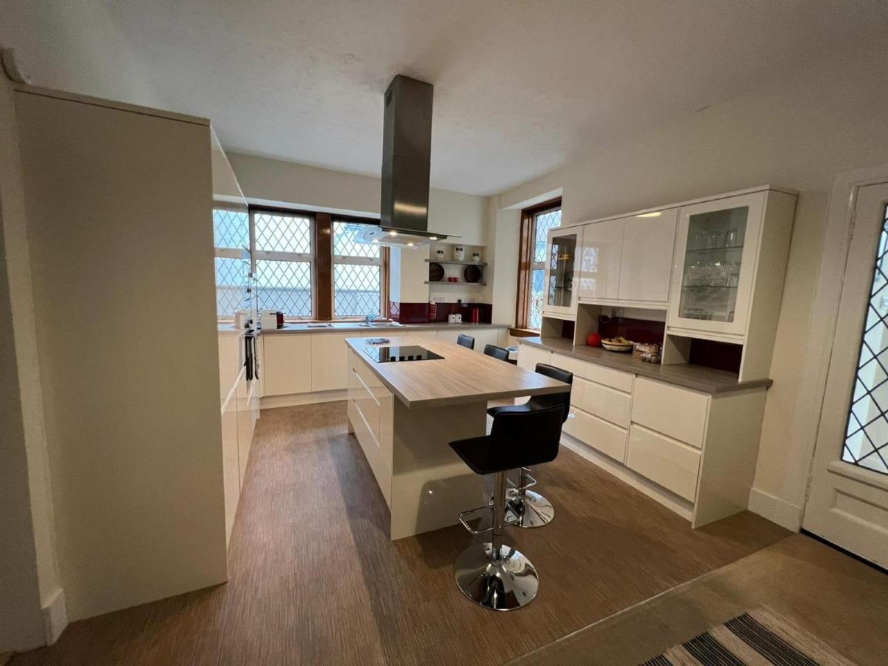 Ashley House Contemporary 4 Bedroom Stay for 13