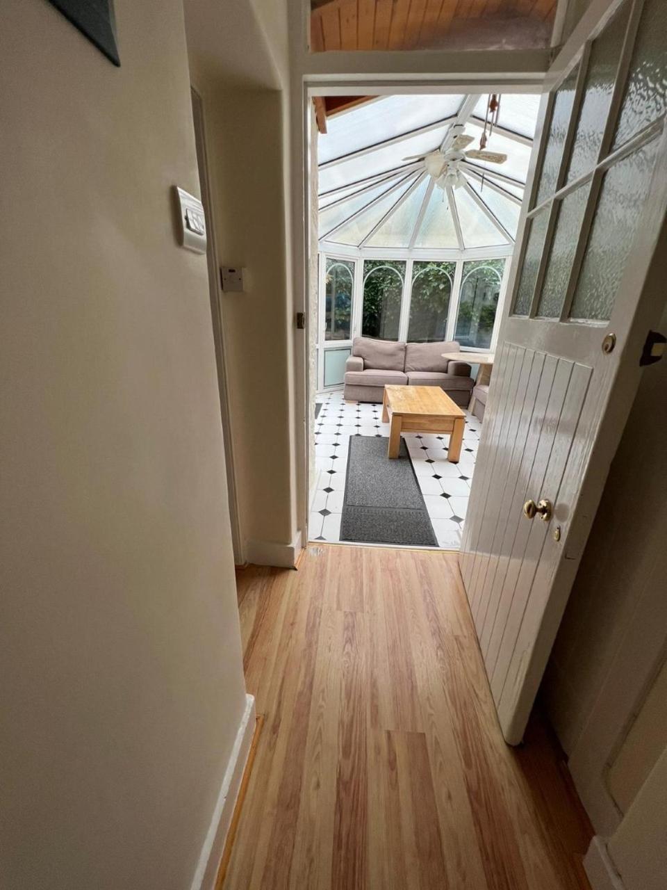 Ashley House Contemporary 4 Bedroom Stay for 13