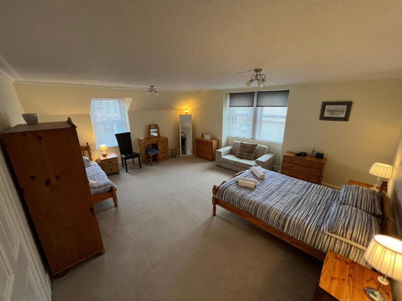 Ashley House Contemporary 4 Bedroom Stay for 13