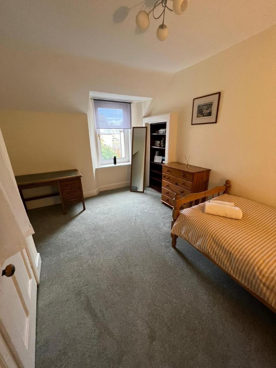 Ashley House Contemporary 4 Bedroom Stay for 13