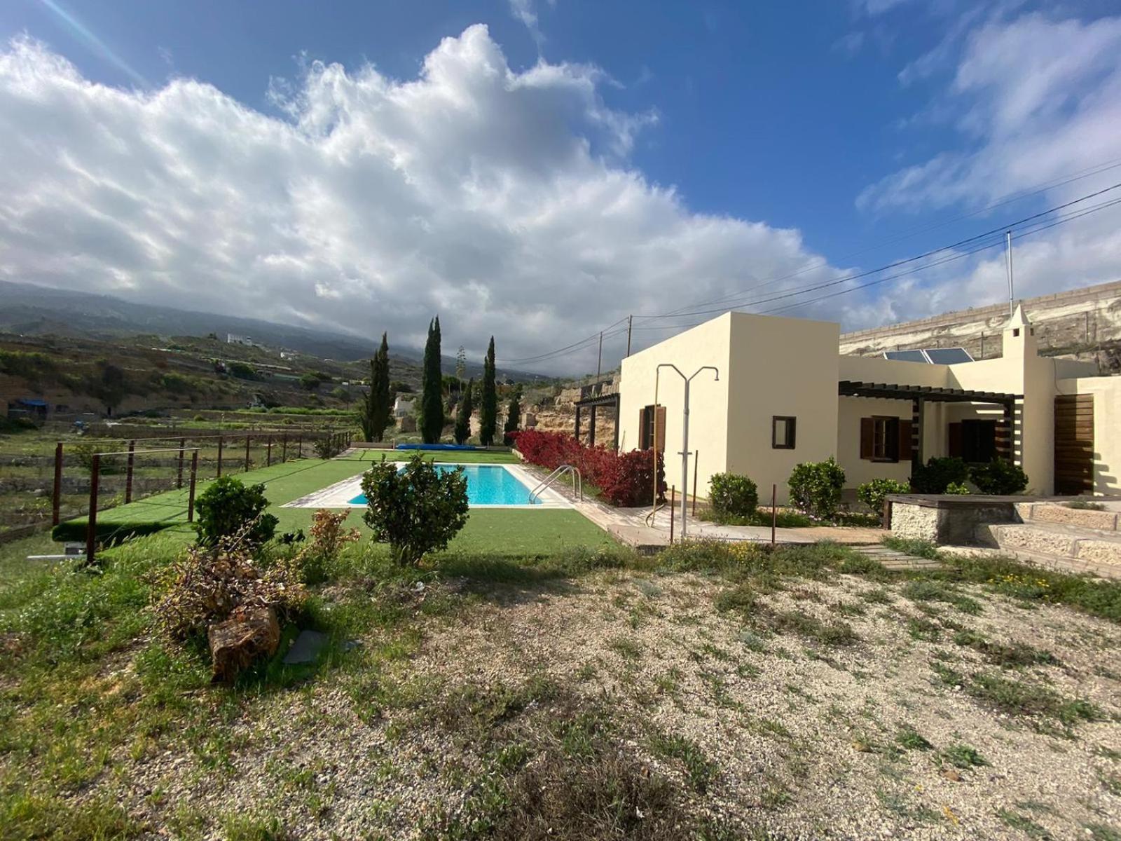Country house with shared pool and views