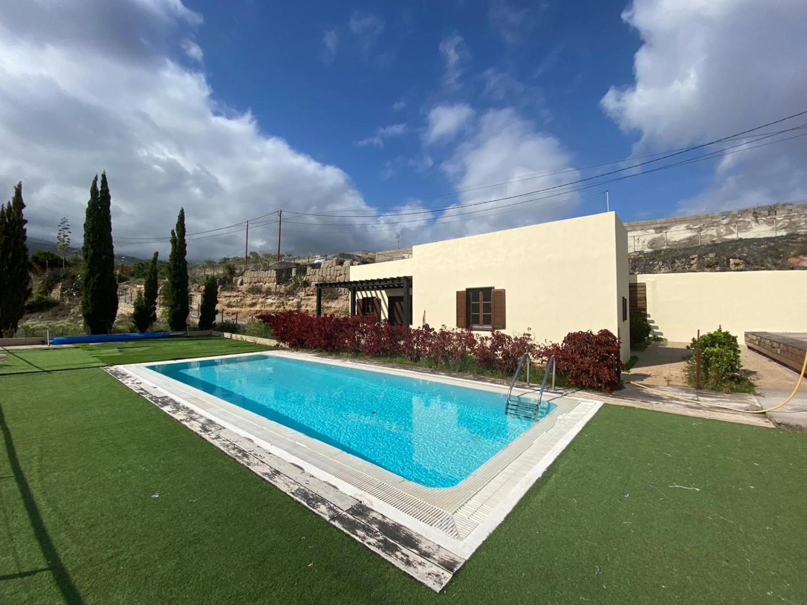 Country house with shared pool and views