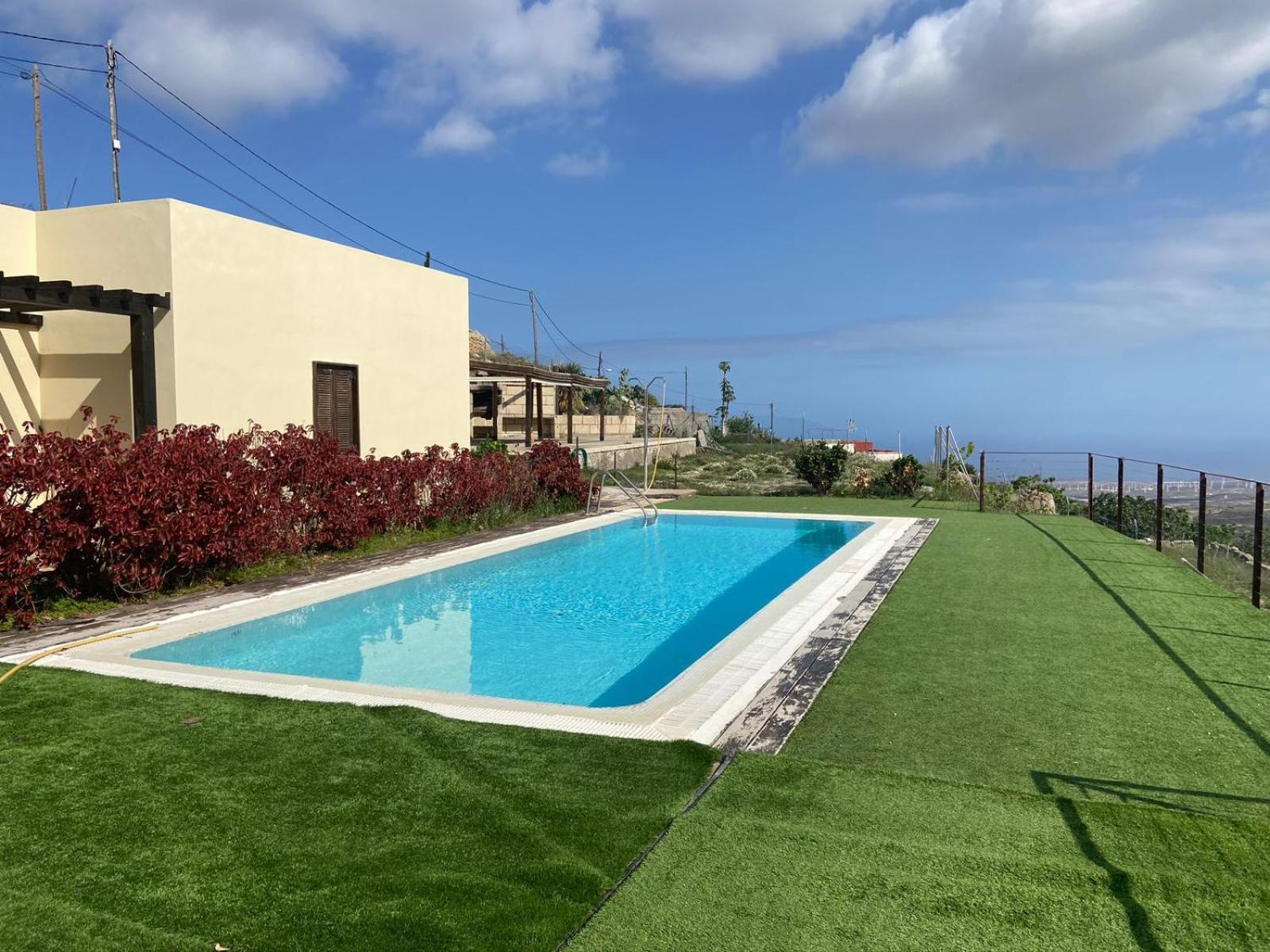 Country house with shared pool and views