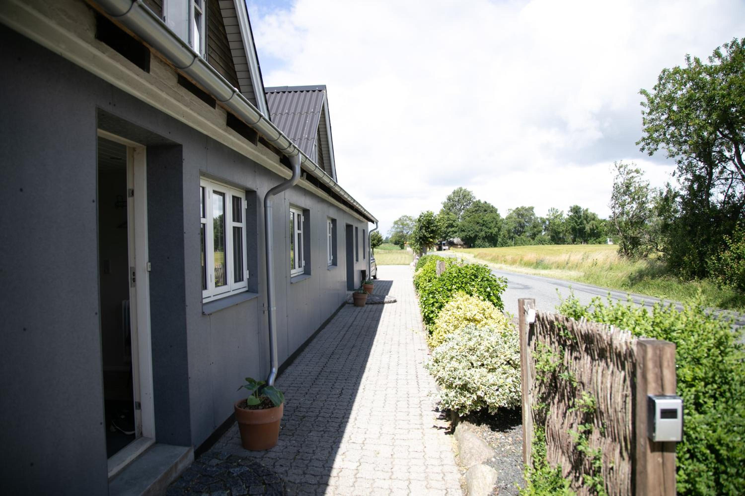 Værelse, tv-stue og spiserum uden vand, ikke køkken, på første sal , eget badeværelse i stueetagen view 2