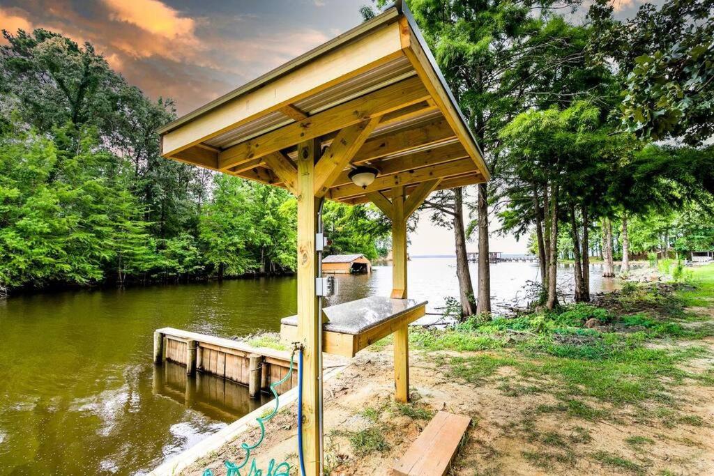 Lakefront 3BR with Bunkhouse and Kayaks, Rowboat Included view 5
