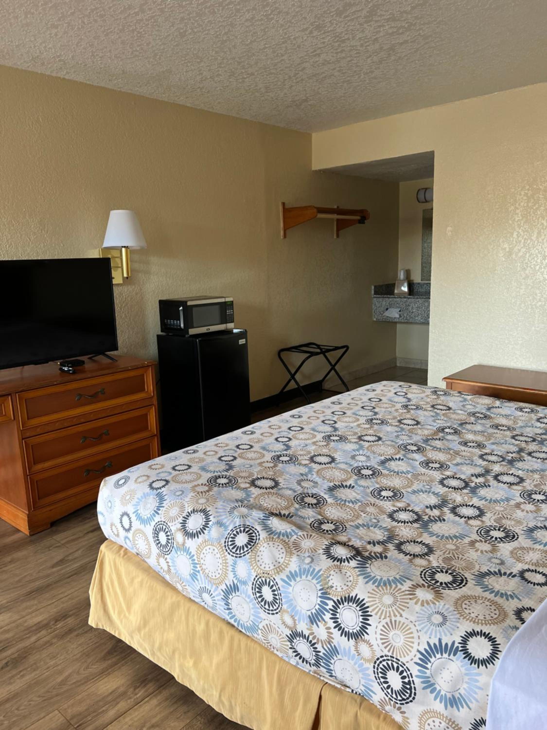 Hole Inn the Wall Hotel - Fort Walton Beach - Sunset Plaza - nearby Beaches & Hurlburt