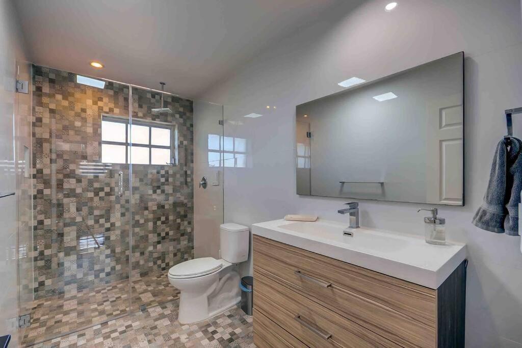 Grand Home Jacuzzi, Heated Pool, Games, BB Court L20