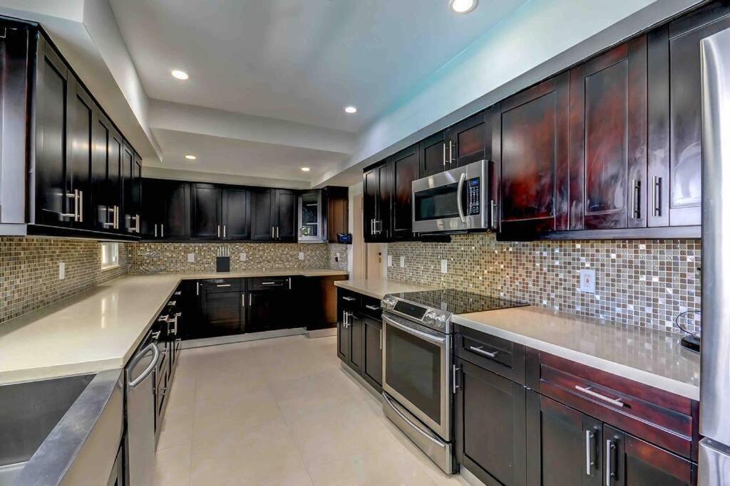 Grand Home Jacuzzi, Heated Pool, Games, BB Court L20