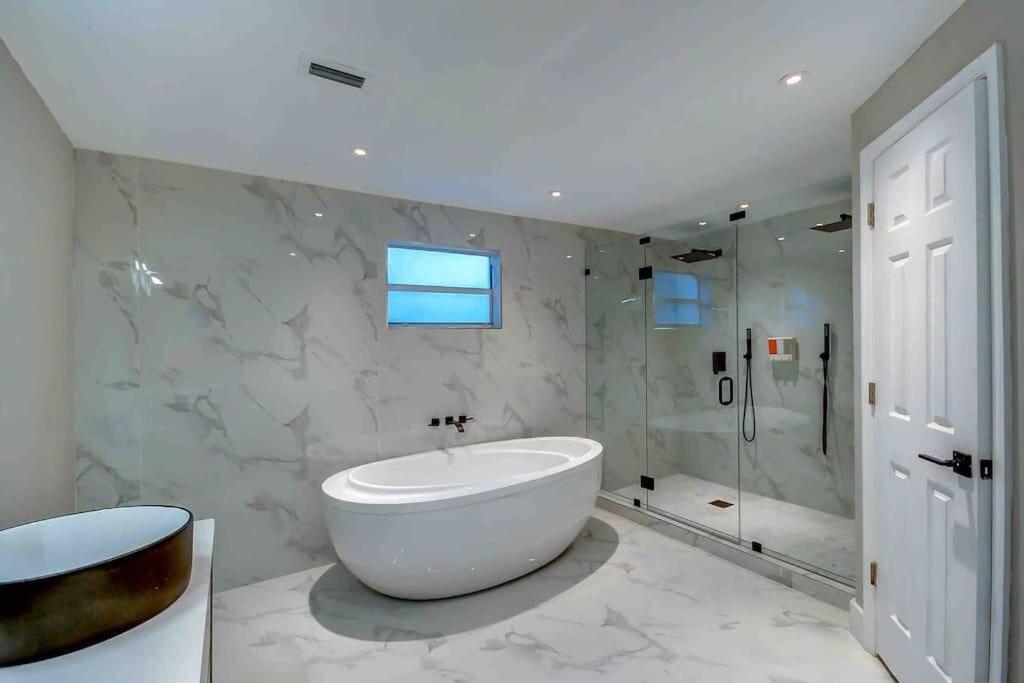 Grand Home Jacuzzi, Heated Pool, Games, BB Court L20