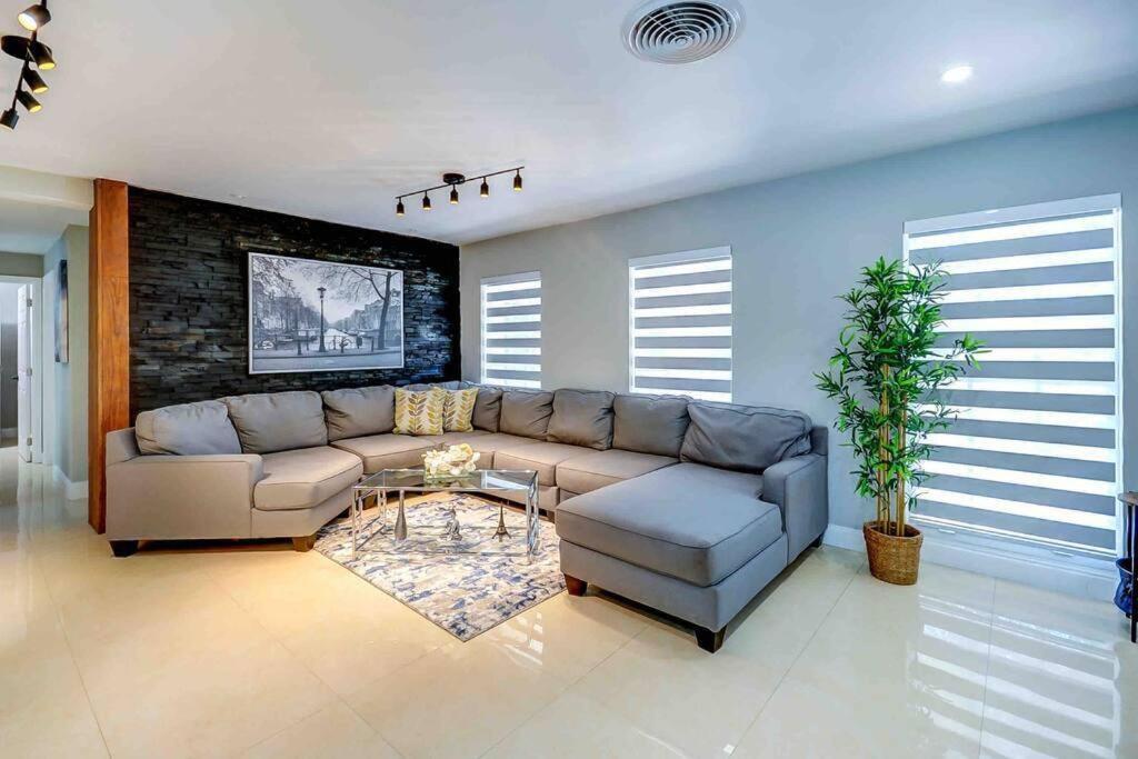 Grand Home Jacuzzi, Heated Pool, Games, BB Court L20