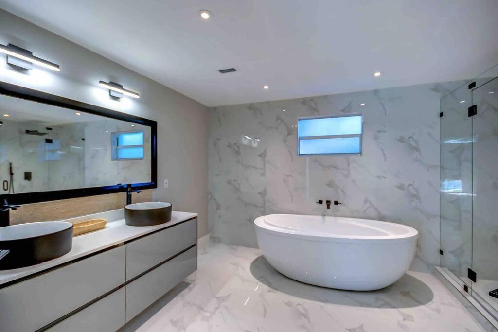 Grand Home Jacuzzi, Heated Pool, Games, BB Court L20