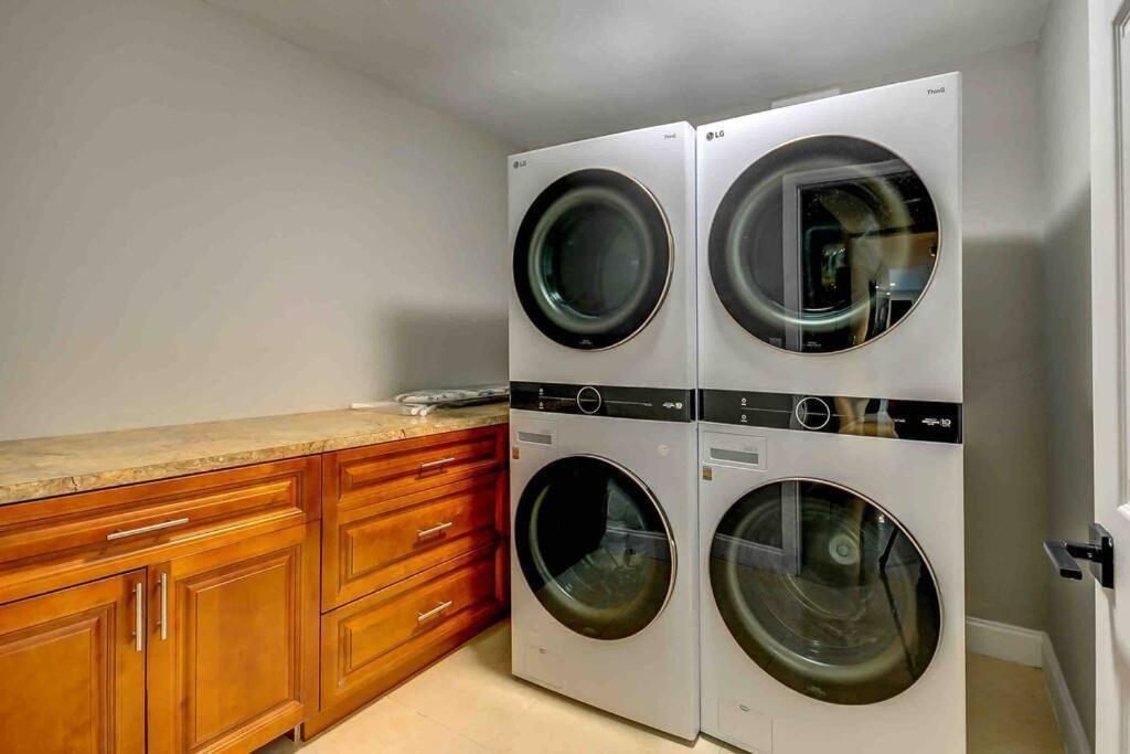 Grand Home Jacuzzi, Heated Pool, Games, BB Court L20