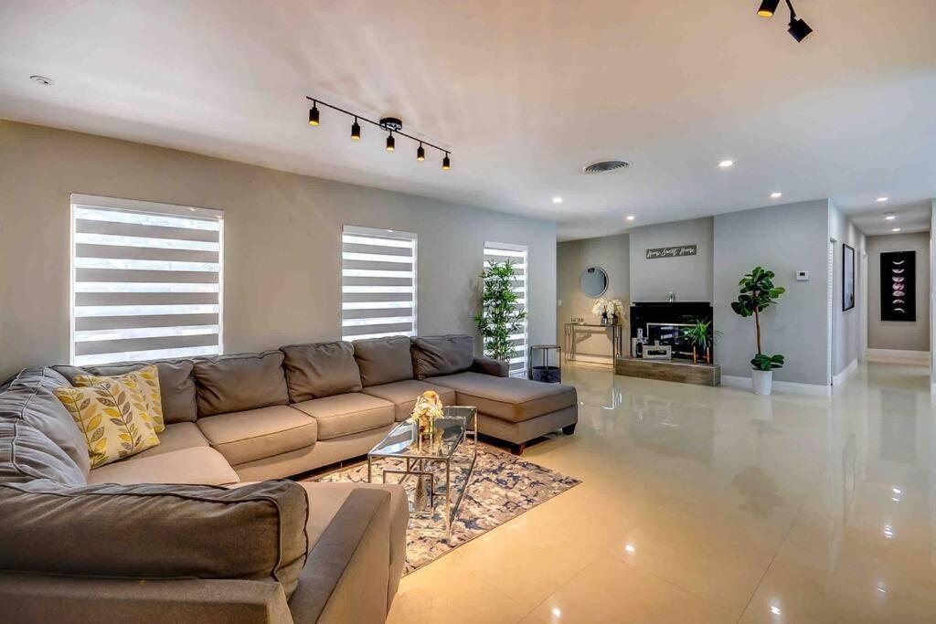 Grand Home Jacuzzi, Heated Pool, Games, BB Court L20