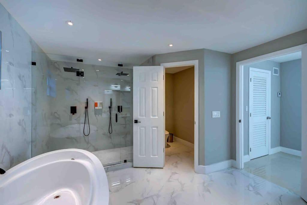 Grand Home Jacuzzi, Heated Pool, Games, BB Court L20